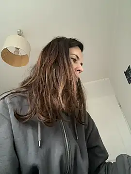 Sara darling online show from December 9, 2024, 9:39 am