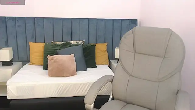 april bunnyy online show from December 17, 2025, 8:03 pm