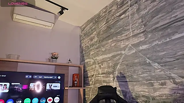 Melany Luv online show from April 5, 2026, 9:43 pm