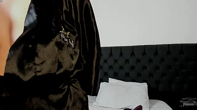 Snapshot of Melany_Luv chatting on December 18, 2025, 9:18 pm Melany Luv online show from December 18, 2025, 9:18 pm