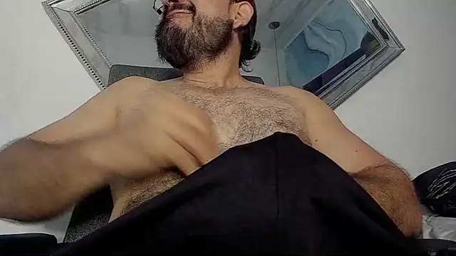 Snapshot of SbasTone_Muscle chatting on October 13, 2025, 1:02 pm SbasTone Muscle online show from October 13, 2025, 1:02 pm