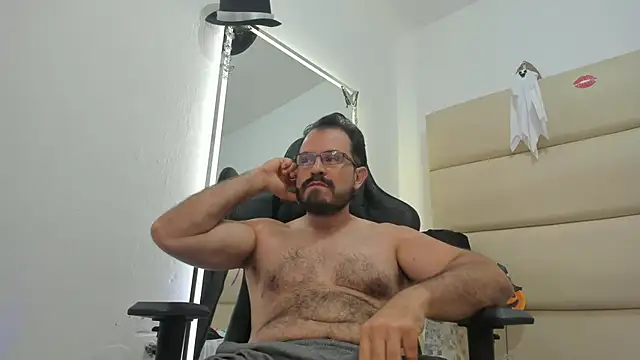 Snapshot of SbasTone_Muscle chatting on October 28, 2025, 12:37 pm SbasTone Muscle online show from October 28, 2025, 12:37 pm