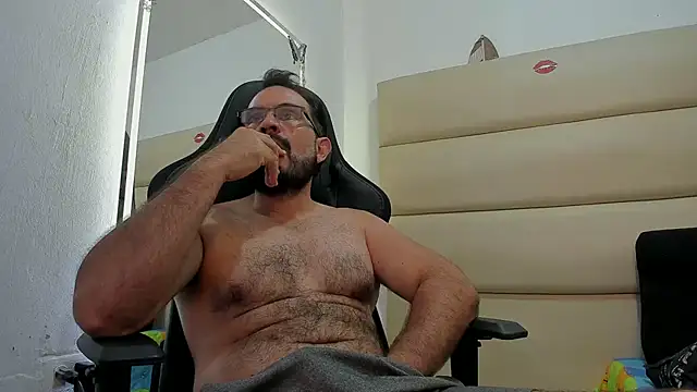 Snapshot of SbasTone_Muscle chatting on November 14, 2025, 11:36 am SbasTone Muscle online show from November 14, 2025, 11:36 am