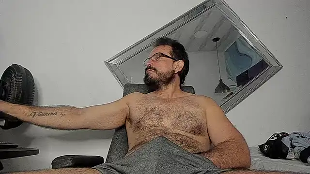 Snapshot of SbasTone_Muscle chatting on October 10, 2025, 1:12 pm SbasTone Muscle online show from October 10, 2025, 1:12 pm