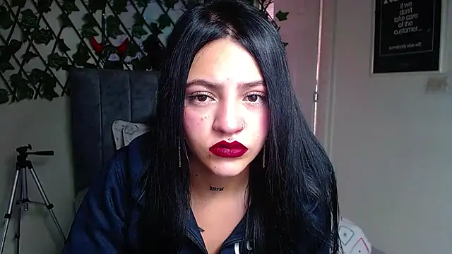 Snapshot of Violettasquirt chatting on June 9, 2026, 1:23 pm Violettasquirt online show from June 9, 2026, 1:23 pm