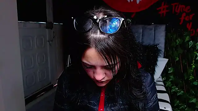 Violettasquirt online show from April 15, 2026, 2:43 pm