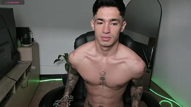 Snapshot of Damon__333 chatting on December 22, 2025, 9:15 pm Damon 333 online show from December 22, 2025, 9:15 pm