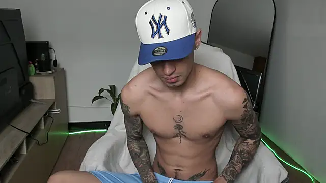 Snapshot of Damon__333 chatting on December 20, 2025, 5:05 pm Damon 333 online show from December 20, 2025, 5:05 pm