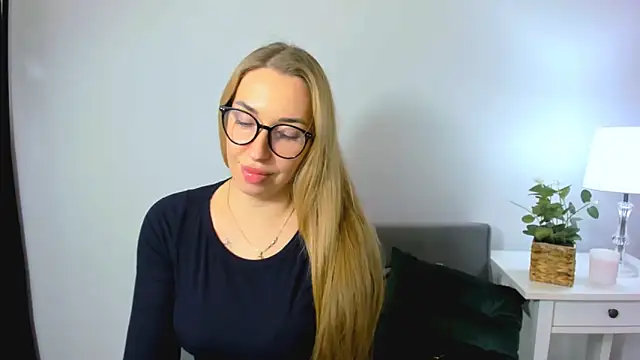 Snapshot of AriaDesire chatting on December 2, 2025, 4:19 pm AriaDesire online show from December 2, 2025, 4:19 pm