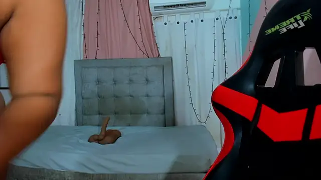 valentina 0  online show from October 28, 2025, 3:29 am