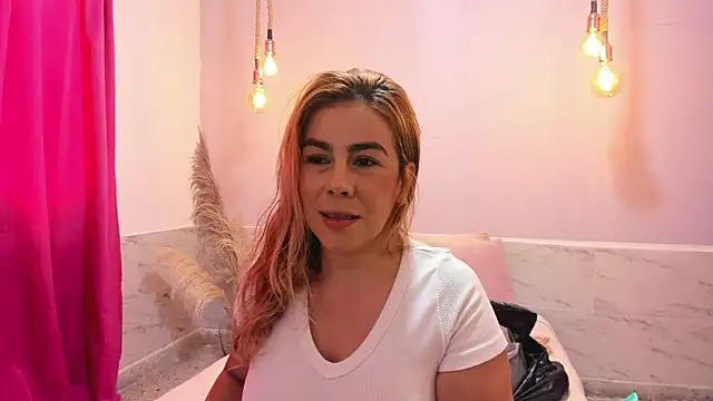 Snapshot of vannhesa chatting on October 23, 2025, 4:38 pm vannhesa online show from October 23, 2025, 4:38 pm