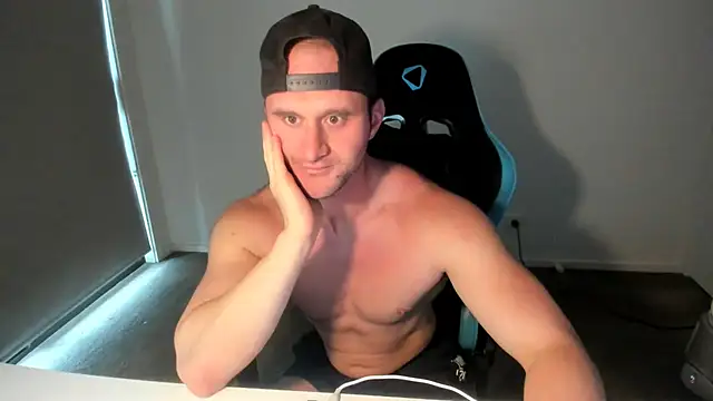 Snapshot of _DownUnderFit_ chatting on November 15, 2025, 8:46 pm DownUnderFit online show from November 15, 2025, 8:46 pm