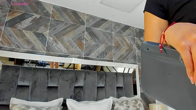 Snapshot of TaniaSmith1 chatting on October 7, 2025, 11:06 pm TaniaSmith1 online show from October 7, 2025, 11:06 pm