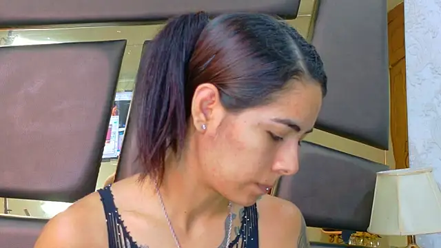 NicoleEsposito online show from November 14, 2025, 12:53 pm