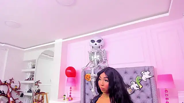 HaileeRoberts online show from October 22, 2025, 12:37 pm