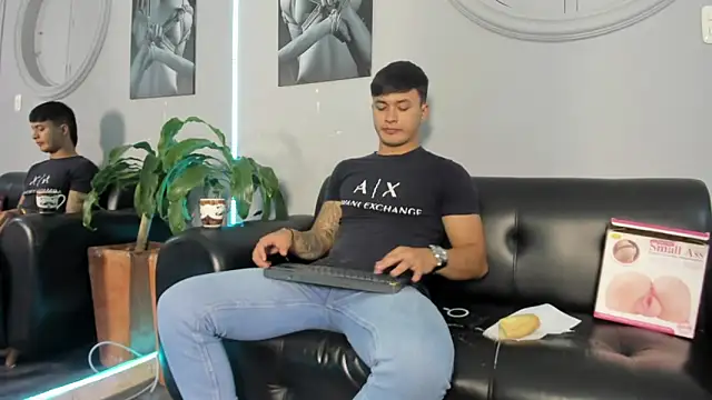 Snapshot of Cristopher_strong chatting on March 7, 2025, 12:45 pm Cristopher strong online show from March 7, 2025, 12:45 pm
