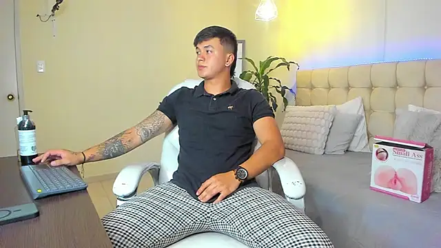 Snapshot of Cristopher_strong chatting on February 16, 2025, 2:42 am Cristopher strong online show from February 16, 2025, 2:42 am