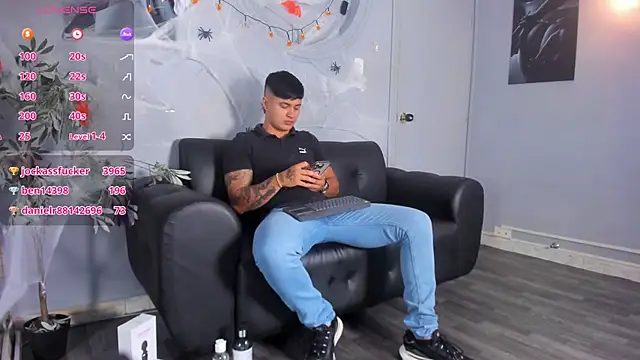 Snapshot of Cristopher_strong chatting on October 4, 2025, 11:12 am Cristopher strong online show from October 4, 2025, 11:12 am