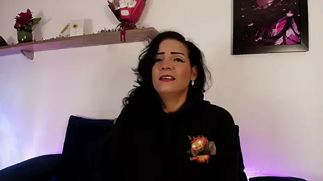 Elliee  online show from December 18, 2025, 4:44 pm