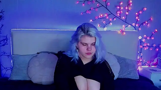 JoannLowe online show from November 17, 2025, 8:35 pm