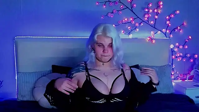 JoannLowe online show from October 12, 2025, 7:15 pm