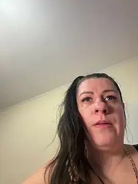 Snapshot of Evelinia chatting on November 12, 2025, 4:33 pm Evelinia online show from November 12, 2025, 4:33 pm