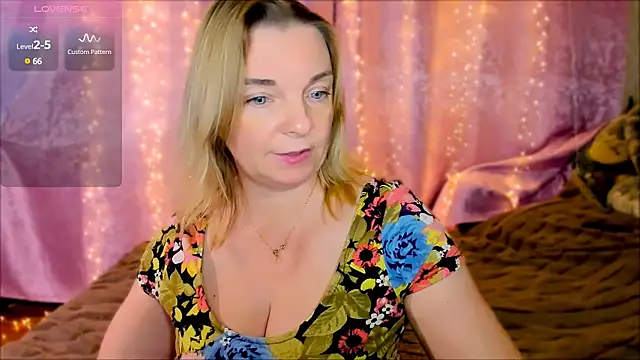 Snapshot of Regina__blue chatting on January 22, 2025, 5:17 pm Regina blue online show from January 22, 2025, 5:17 pm