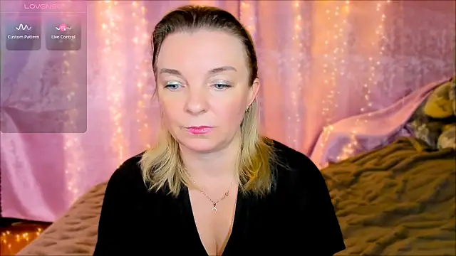 Snapshot of Regina__blue chatting on January 23, 2025, 5:10 pm Regina blue online show from January 23, 2025, 5:10 pm