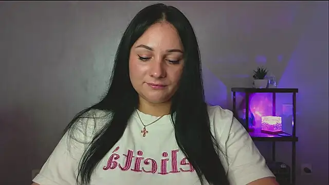 Snapshot of Emelyblum chatting on September 8, 2025, 9:58 pm Emelyblum online show from September 8, 2025, 9:58 pm