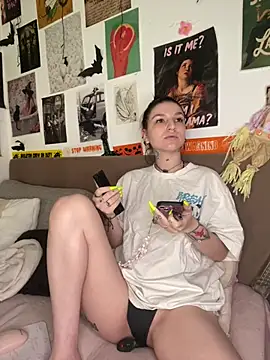 MoonAgnes online show from July 7, 2026, 5:43 am