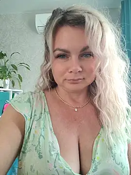 Snapshot of candy_queeen chatting on June 22, 2026, 4:42 am candy queeen online show from June 22, 2026, 4:42 am