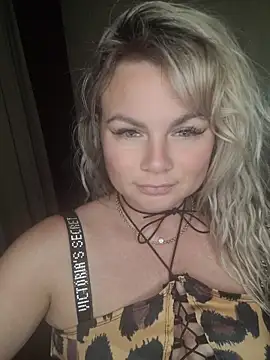 Snapshot of candy_queeen chatting on June 9, 2026, 10:11 pm candy queeen online show from June 9, 2026, 10:11 pm
