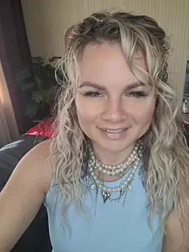 Snapshot of candy_queeen chatting on June 4, 2026, 4:39 am candy queeen online show from June 4, 2026, 4:39 am