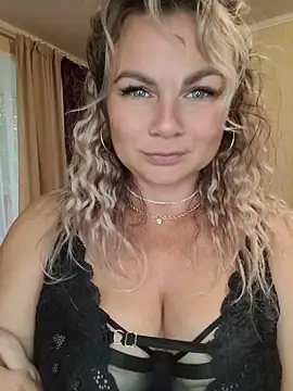 Snapshot of candy_queeen chatting on July 2, 2026, 4:40 am candy queeen online show from July 2, 2026, 4:40 am