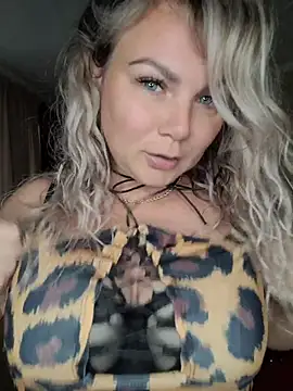 Snapshot of candy_queeen chatting on June 6, 2026, 3:56 am candy queeen online show from June 6, 2026, 3:56 am