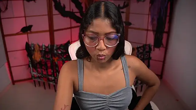 Snapshot of small_emilie chatting on October 25, 2025, 1:12 pm small emilie online show from October 25, 2025, 1:12 pm