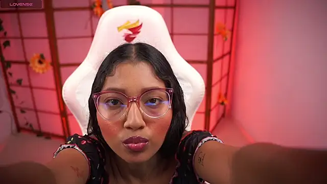 Snapshot of small_emilie chatting on October 9, 2025, 2:50 pm small emilie online show from October 9, 2025, 2:50 pm