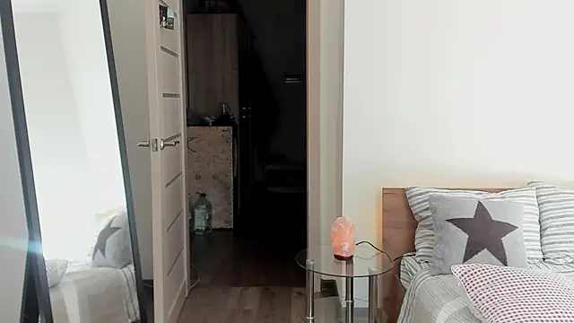 Stella Sunny online show from April 5, 2026, 7:37 am