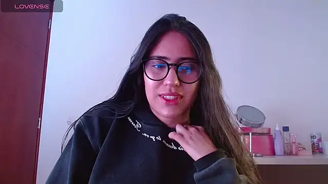 Snapshot of Paris-love chatting on December 6, 2024, 4:41 am Paris-love online show from December 6, 2024, 4:41 am