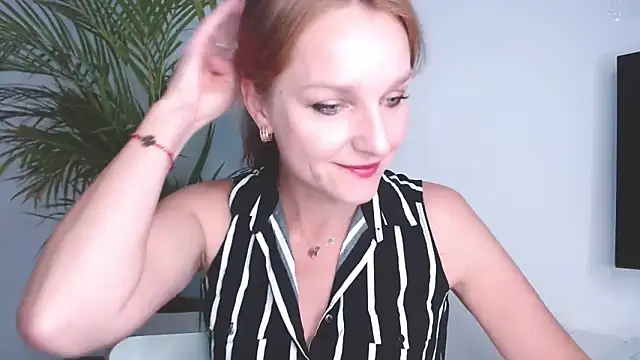 Snapshot of AliciaDesire chatting on September 30, 2025, 5:57 am AliciaDesire online show from September 30, 2025, 5:57 am
