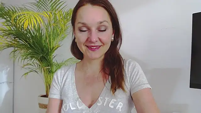 Snapshot of AliciaDesire chatting on March 18, 2025, 3:44 pm AliciaDesire online show from March 18, 2025, 3:44 pm