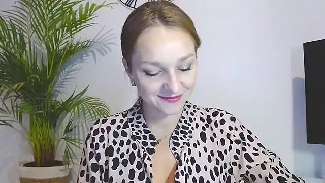 Snapshot of AliciaDesire chatting on November 21, 2025, 6:56 am AliciaDesire online show from November 21, 2025, 6:56 am