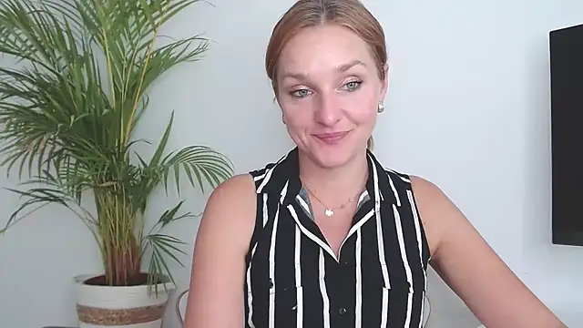 Snapshot of AliciaDesire chatting on October 16, 2025, 1:08 pm AliciaDesire online show from October 16, 2025, 1:08 pm