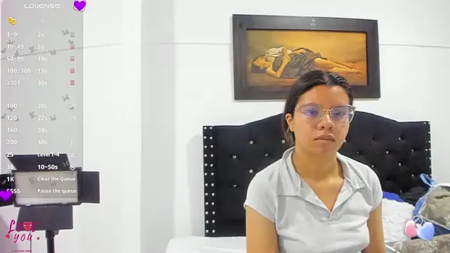 Vahiolet smith online show from December 19, 2025, 3:32 am