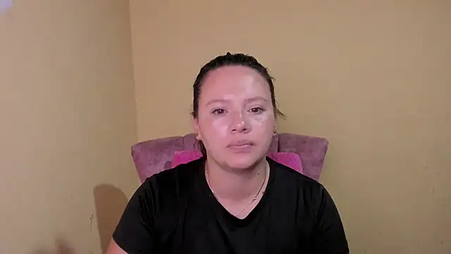Snapshot of lauraguzman chatting on July 15, 2026, 8:27 pm lauraguzman online show from July 15, 2026, 8:27 pm