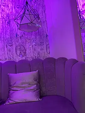 AbyThompson online show from November 10, 2025, 3:06 pm