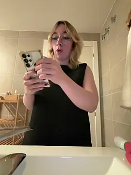 Snapshot of Giuliana_baby chatting on February 18, 2026, 8:16 pm Giuliana baby online show from February 18, 2026, 8:16 pm