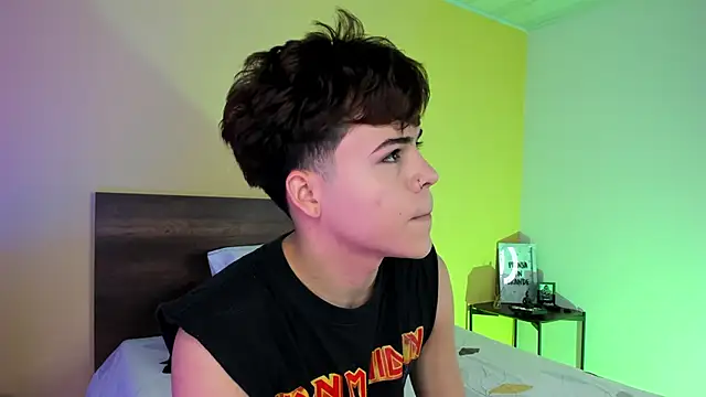 justinbiler online show from February 26, 2025, 12:16 pm