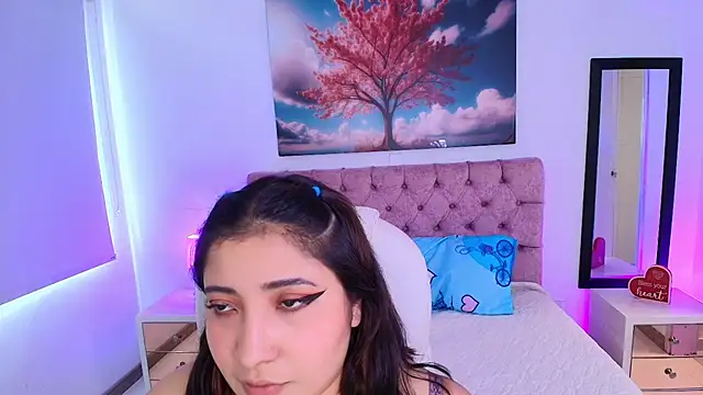 Emma monserrat online show from November 4, 2025, 7:28 pm