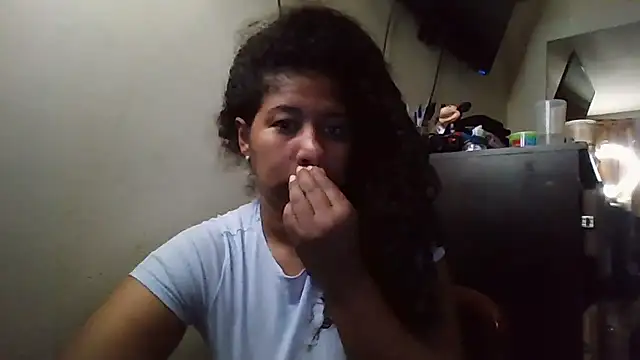 Snapshot of Ivon-09 chatting on November 17, 2025, 11:25 am Ivon-09 online show from November 17, 2025, 11:25 am